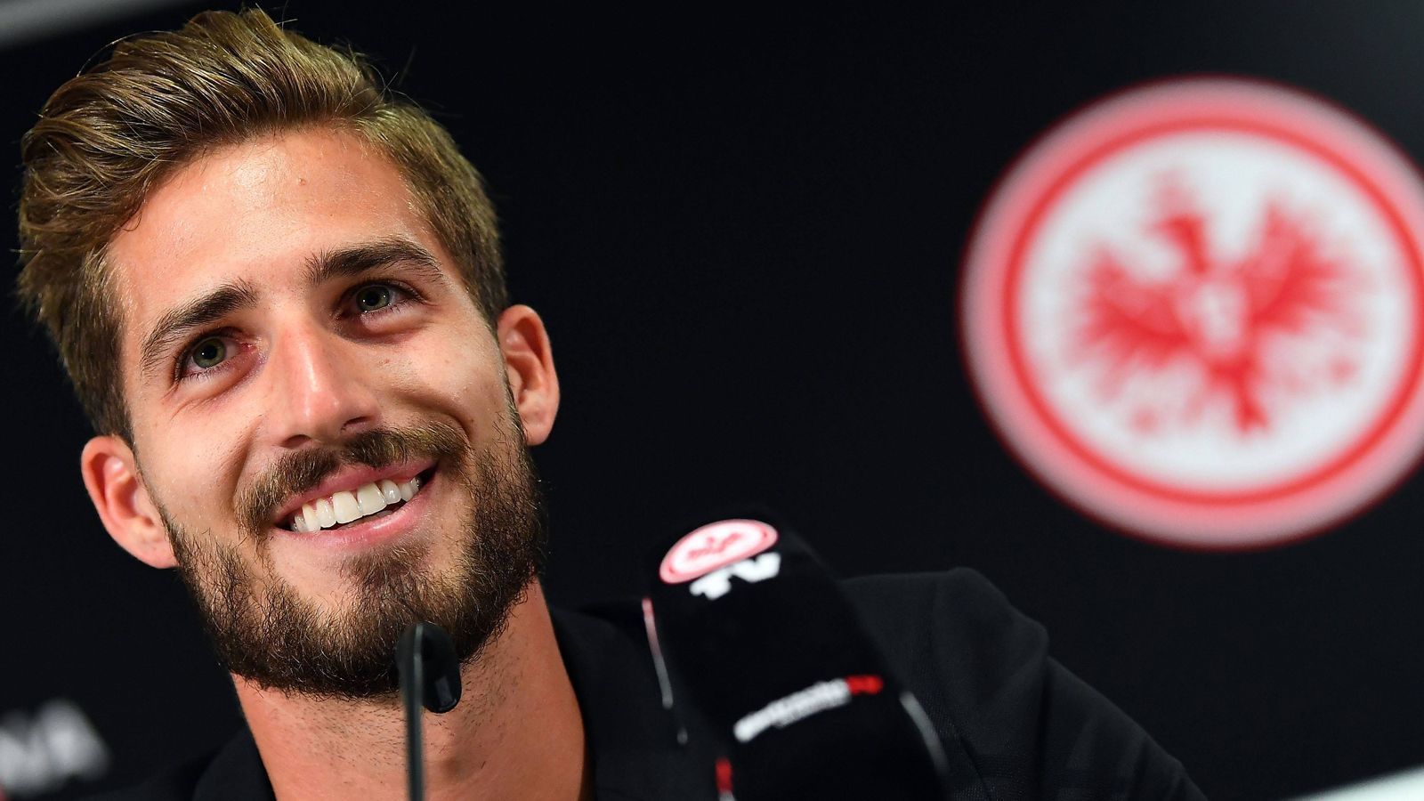 
                <strong>Kevin Trapp (Zugang Eintracht Frankfurt)</strong><br>
                Torhüter Kevin Trapp kehrt zu Eintracht Frankfurt zurück. Der noch bis 2020 an die Franzosen gebundene Schlussmann wird zunächst für eine Saison an seinen Ex-Klub ausgeliehen. Über eine mögliche Kaufoption wurde derweil nichts bekannt. Zuletzt war der 29-Jährige bei PSG nur noch die Nummer 3, nachdem der Meister der Ligue 1 Gianluigi Buffon von Juventus Turin verpflichtete.
              