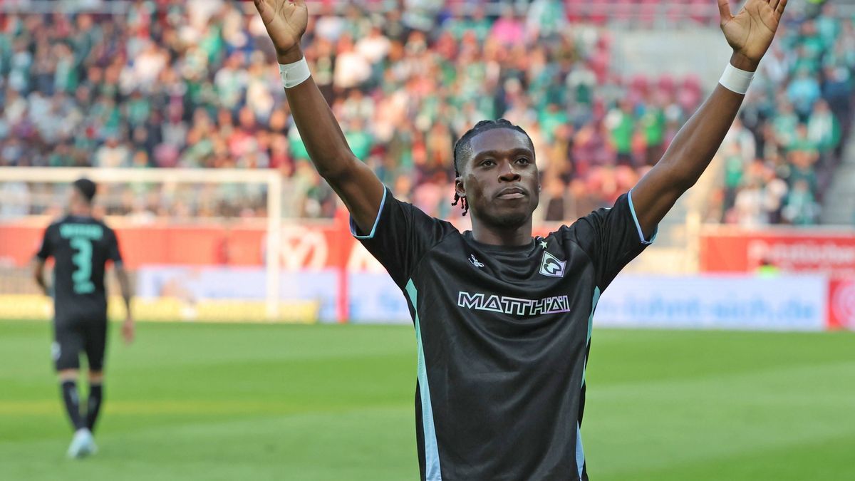 GER, Mainz 05 vs SV Werder Bremen 15.09.2024, MEWA ARENA, Mainz, GER, Mainz 05 vs SV Werder Bremen im Bild: Torjubel durch Torschützen Derrick Köhn Koehn ( Werder Bremen 19) in Unterzahl zum 1:2 , ...