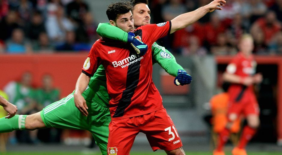 
                <strong>Kevin Volland (Bayer Leverkusen)</strong><br>
                Kevin Volland wird immer eng gedeckt und hat dadurch einen schweren Stand. Trotzdem verzeichnet er per Kopfball die erste Chance der Leverkusener. Überhaupt ist er im gegnerischen Strafraum lange sehr präsent gewesen. Sein Tor zum vermeintlichen 2:3 wird wegen Abseits zurecht nicht gegeben. Danach verliert er die Motivation. ran-Note: 4
              