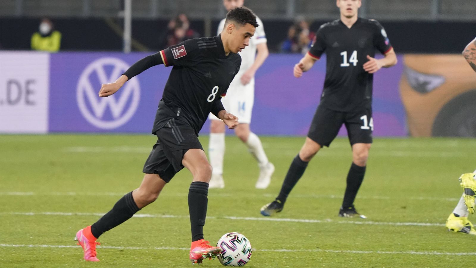 
                <strong>3. Platz: Jamal Musiala (18 Jahre, 27 Tage)</strong><br>
                Es lief die 79. Minute als Jamal Musiala zum zweitjüngsten Debütanten der DFB-Auswahl wurde. Nach einer zuvor starken Leistung seiner Teamkollegen war das WM-Quali-Spiel gegen Island beim Stand von 3:0 bereits entschieden, Grund genug um Musiala im Alter von 18 Jahren und 27 Tagen zu seiner Premiere zu verhelfen. Nur einer war noch jünger. 
              