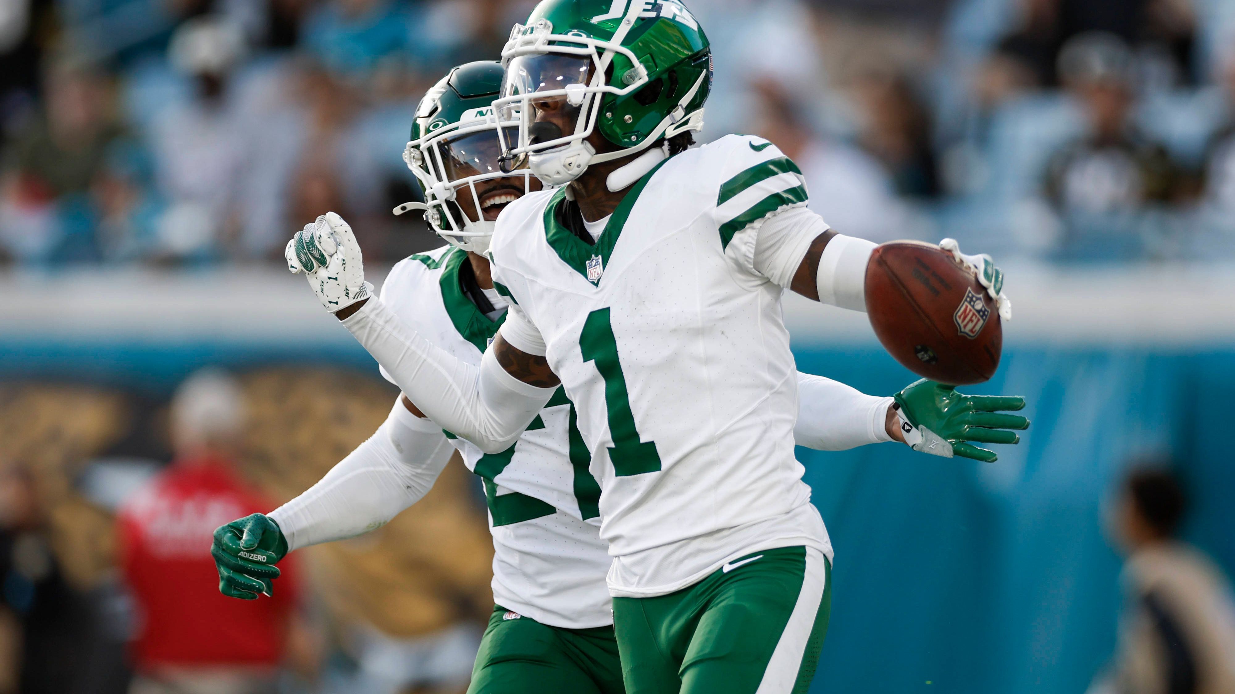 <strong>Sauce Gardner (New York Jets)</strong><br>Nur einen Tag nach dem Deal mit Garret Wilson machen die Jets auch bei Sauce Gardner Nägel mit Köpfen - und den 24-Jährigen mal eben zum bestbezahlten Cornerback der Liga. Heißt im Klartext: 120,4 Millionen Dollar für vier Jahre und damit 30,1 Millionen pro Saison. Das berichten mehrere NFL-Experten übereinstimmend.
