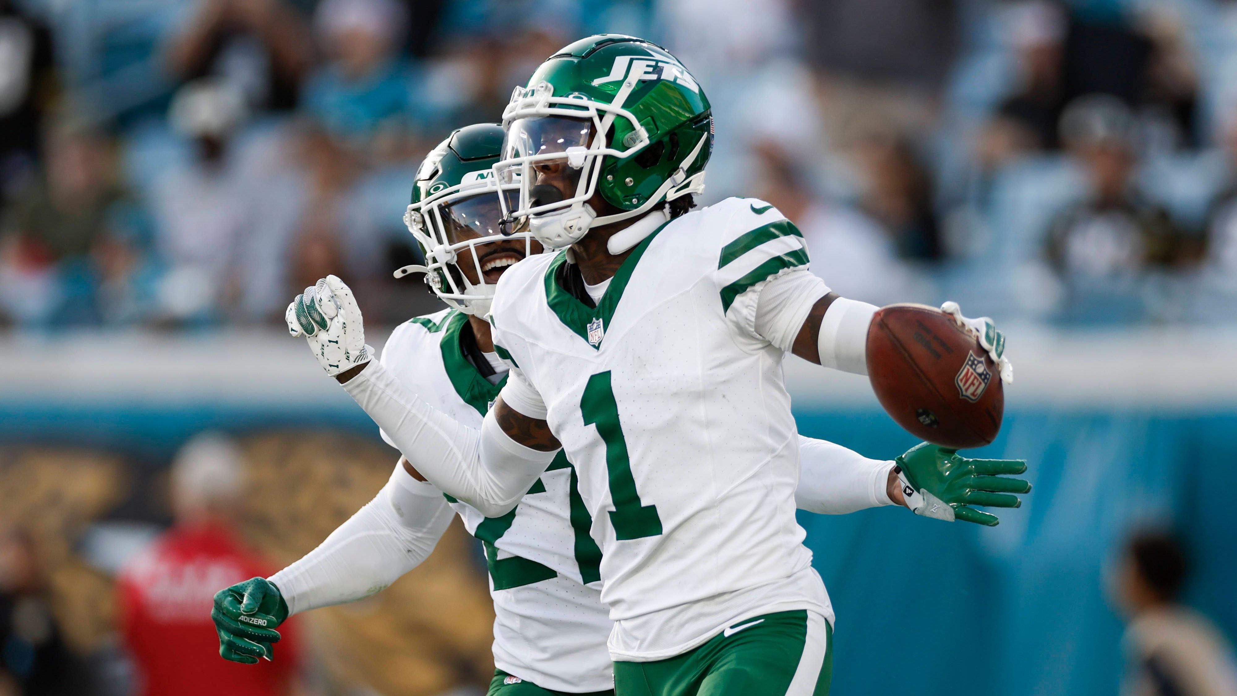 <strong>Sauce Gardner (New York Jets)</strong><br>Nur einen Tag nach dem Deal mit Garret Wilson machen die Jets auch bei Sauce Gardner Nägel mit Köpfen - und den 24-Jährigen mal eben zum bestbezahlten Cornerback der Liga. Heißt im Klartext: 120,4 Millionen Dollar für vier Jahre und damit 30,1 Millionen pro Saison. Das berichten mehrere NFL-Experten übereinstimmend.