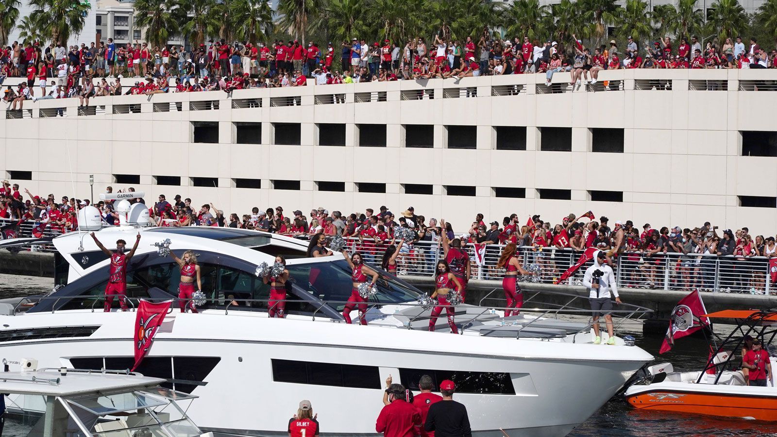 
                <strong>Die Bootsparade der Buccaneers nach dem Super-Bowl-Triumph</strong><br>
                Wow! Einfach nur: wow!
              