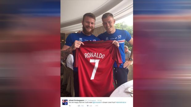 
                <strong>Ronaldo-Trikot für Aron</strong><br>
                Tolle Nachricht aus dem isländischen EM-Lager. Wie Alfred Finnbogason twittert, haben die Nationalspieler es geschafft, Aron Gunnarssons Traum zu erfüllen: Nach dem Spiel gegen Portugal scheiterte der Mittelfeldspieler noch kläglich, das Trikot von Cristiano Ronaldo zu ergattern. Doch nun überreichte der Stürmer des FC Augsburg ein Jersey des Superstars. Dass es ein gefälschtes Trikot ist, ist vollkommen egal, denn: "Endlich hat er ein Ronaldo-Trikot!", so Gylfi Sigurdsson, der das Foto mit Hashtag "#fakeshirt" teilte.
              