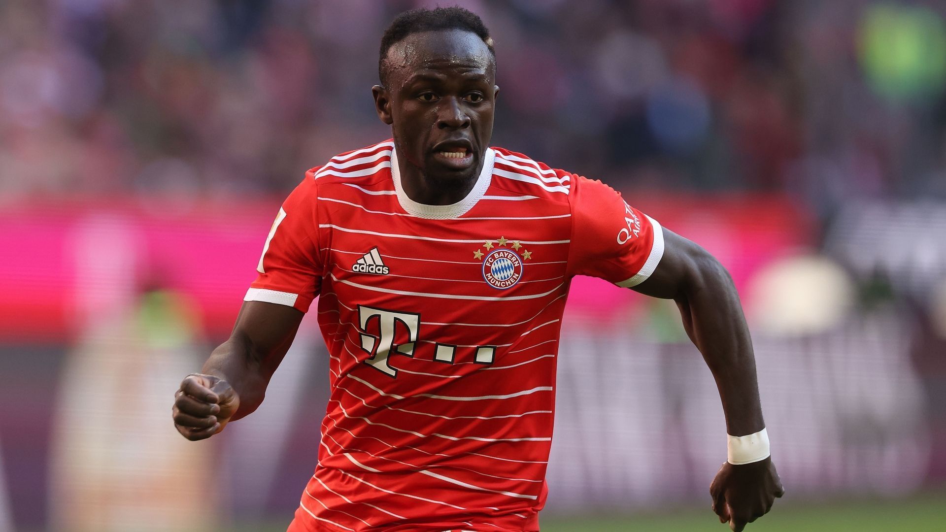 
                <strong>Platz 6: Sadio Mane (FC Bayern)</strong><br>
                Jahresgehalt: 24 Millionen EuroVertrag bis: 2025
              