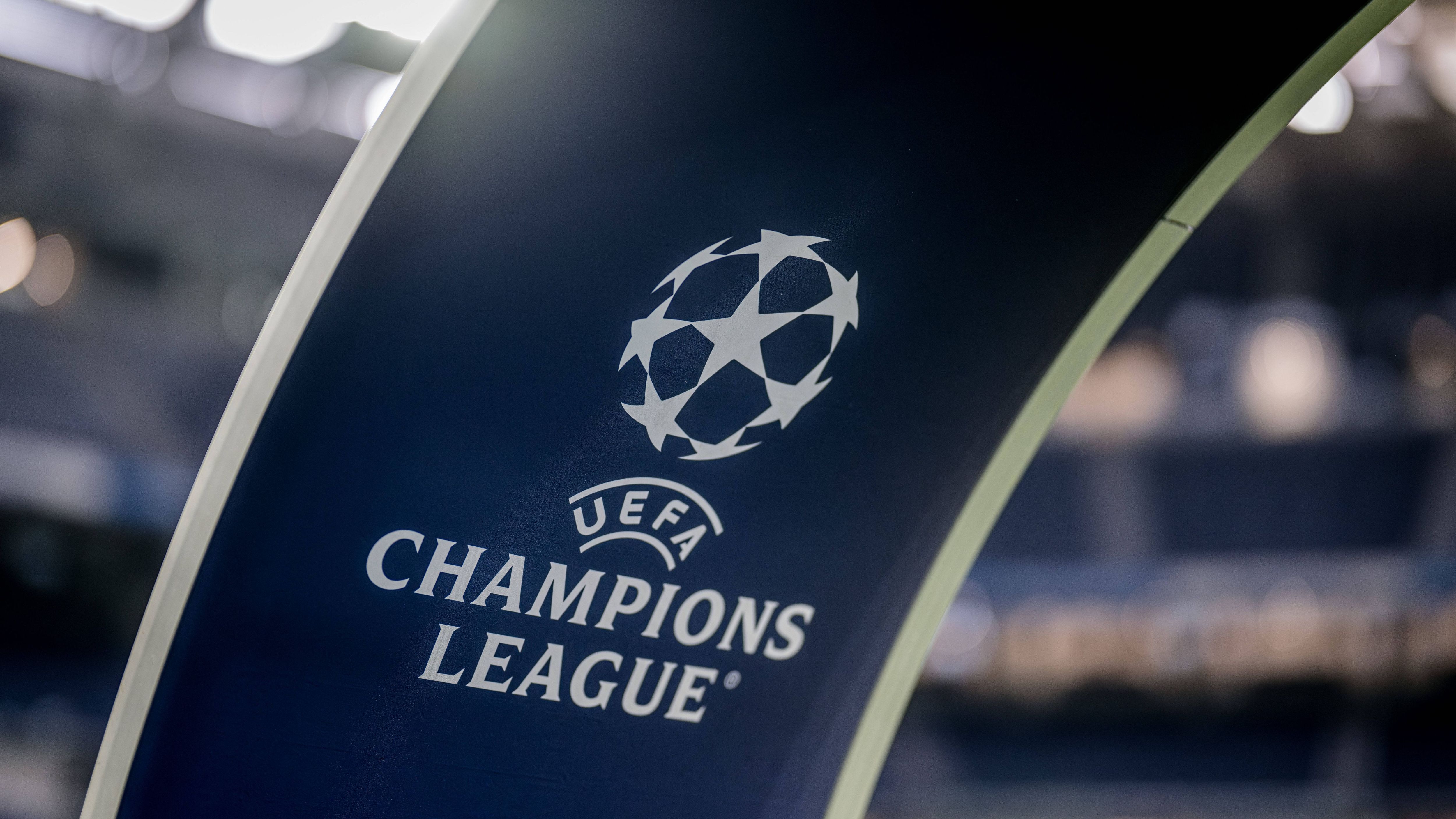 <strong>Champions League: So verläuft die neue Ligaphase</strong><br>Ab 2024/25 wird es eine Ligaphase geben, in der 36 statt bisher 32 Teams spielen. Statt in einer Gruppenphase spielen alle Teilnehmer in einer Liga, in der sie alle in einer Tabelle gerankt werden. Während der Ligaphase werden die Teams acht Partien bestreiten - gegen acht verschiedene Teams. Bei der Auslosung werden die Teams in vier Lostöpfe eingeteilt.