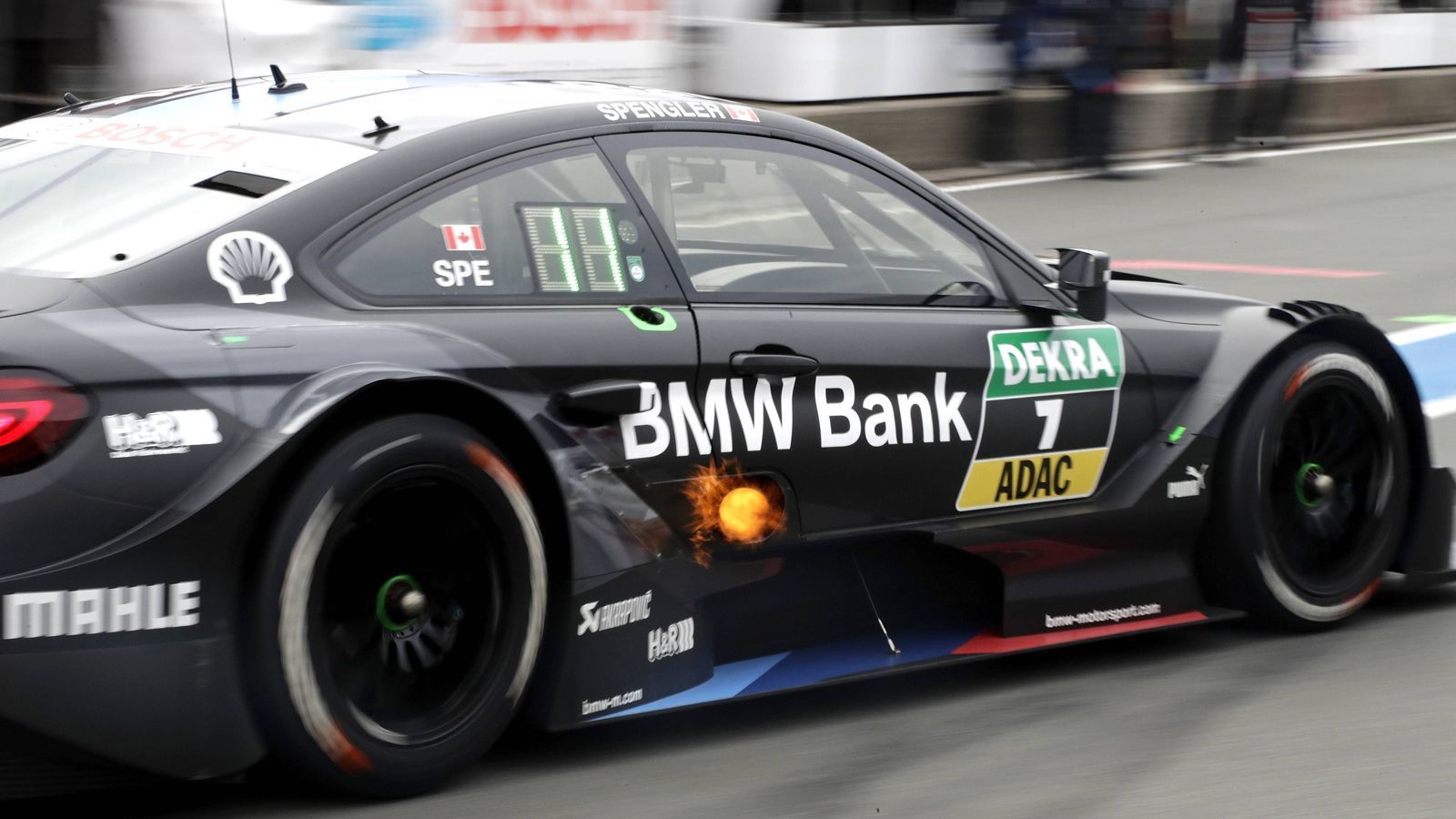 
                <strong>Nachtruhe</strong><br>
                Bruno Spengler ist in seiner langen DTM-Karriere immer wieder für ungewöhnliche Strafen gut gewesen. 2018 wurde er auf dem Norisring von den Sportkommissaren zu einer Geldstrafe verdonnert. Und die hatte es in sich: Wegen Missachtung der Motorenruhe zwischen 20:30 und 07:00 Uhr musste Spengler beziehungsweise sein Team 10.000 Euro zahlen. Gerade auf Stadtkursen wie am Norisring wird zum Schutz der Anwohner besonders auf die Einhaltung der Lärmschutzbestimmungen geachtet. 
              