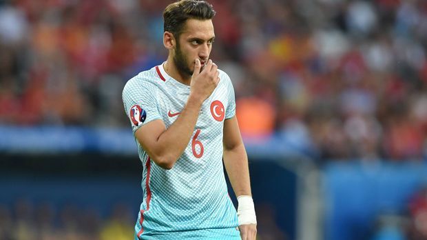 
                <strong>Hakan Calhanoglu (Bayer Leverkusen)</strong><br>
                Hakan Calhanoglu (20) für 14,5 Millionen vom Hamburger SV zu Bayer Leverkusen.
              