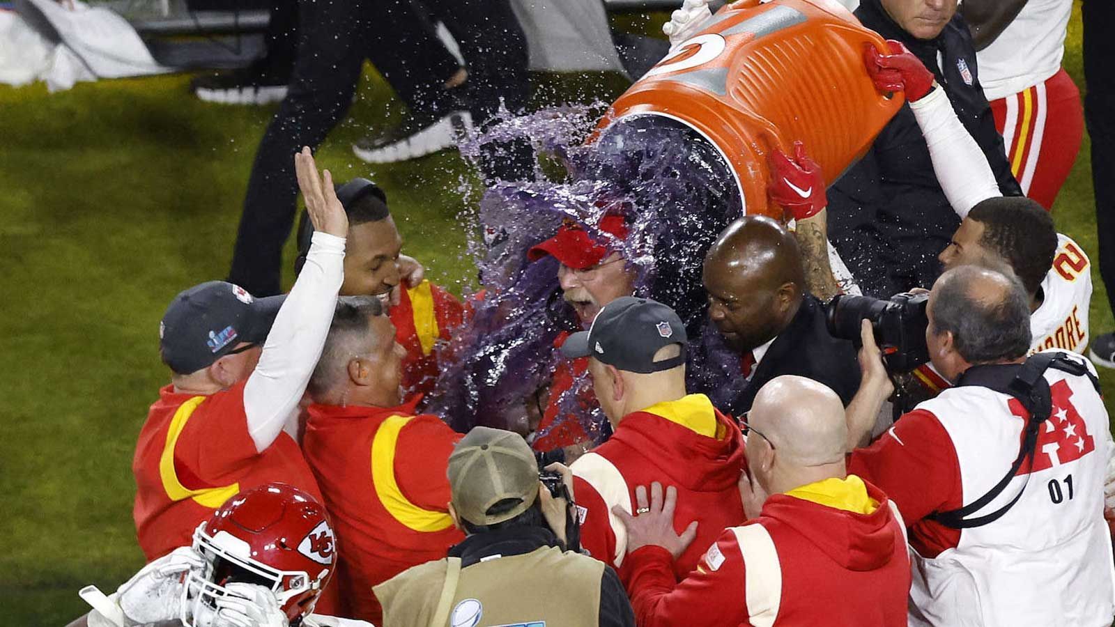 <strong>Welche Farbe hat die "Gatorade-Dusche"?</strong><br>Wir starten mit einem Klassiker unter den Super-Bowl-Wetten. Aktueller Favorit ist die Farbe lila (+250), also die Farbe, die Andy Reid bereits im letzten Super Bowl übergeschüttet wurde. Allerdings war dies das erste Mal nach elf Jahren, dass „Purple Gatorade“ in einem NFL Championship Gane zum Einsatz kam. Die höchste Quote liegt wie immer bei „keine Gatorade-Dusche“ (+1600).