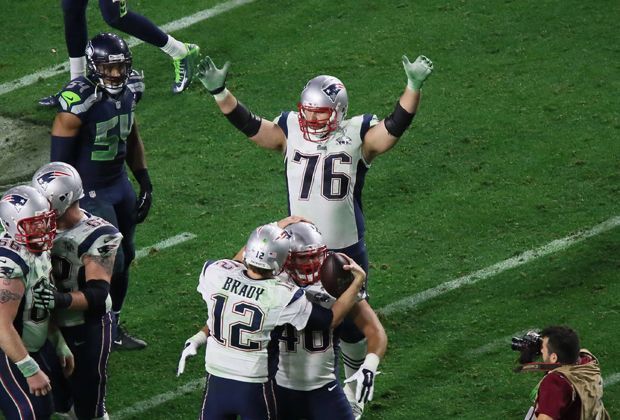 
                <strong>Sebastian Vollmer feiert den Super-Bowl-Sieg 2015</strong><br>
                Sebastian Vollmer (Rückennummer 76) gewinnt als erster Deutscher den Super Bowl - als Stammspieler der England Patriots. In Karst geboren, deutet nicht immer alles auf eine große NFL-Karriere des heute 30-Jährigen hin. 
              