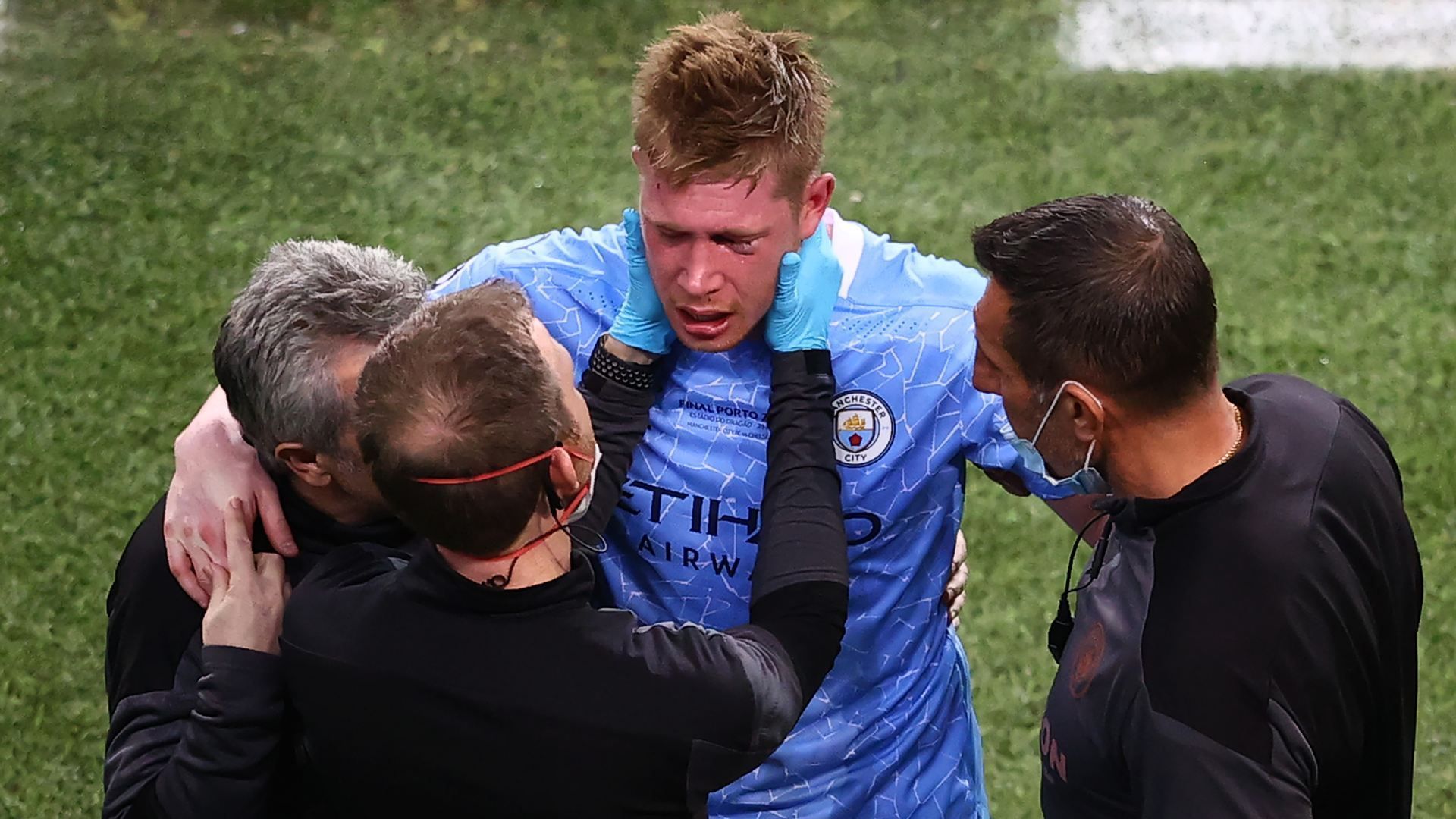 
                <strong>Verlierer: Kevin De Bruyne</strong><br>
                Es hätte der Abend werden können, an dem Mittelfeld-Star Kevin De Bruyne seine seit Jahren individuell herausragenden Leistungen mit dem größten Titel hätte krönen können. Seine Ansprüche auf den Ballon d'Or sowie den Weltfußballertitel 2021 wären ins Unermessliche gestiegen. Doch es kam alles anders: Der Belgien-Star bekam kaum Zugriff auf die Partie und wirkte in der ersten Halbzeit wie gehemmt. In der zweiten Halbzeit folgte dann der Schock: Nach einem heftigen Zusammenprall mit Antonio Rüdiger musste er unter starken Schmerzen und unter Tränen den Platz verlassen. Noch ist nicht klar, ob und wie lange der 29-Jährige ausfallen wird. Angesichts der anstehenden Europameisterschaft beginnt für den Spielmacher Belgiens ein Wettlauf gegen die Zeit. 
              