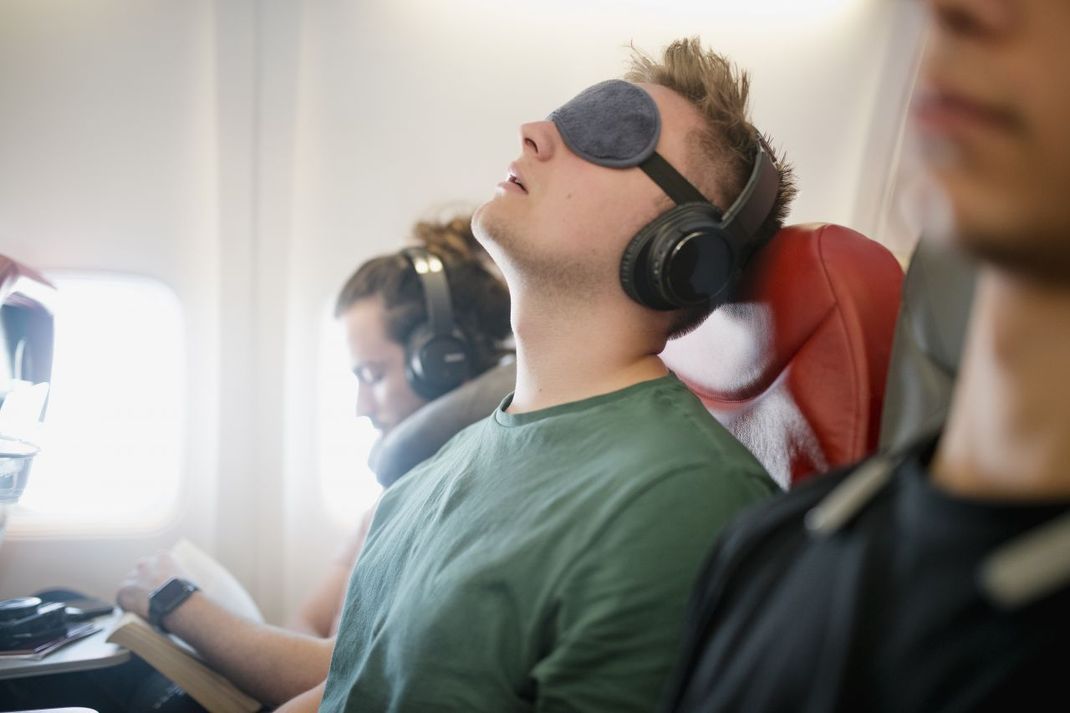 Eine Schlafmaske kann im Flugzeug eine Erleichterung sein.