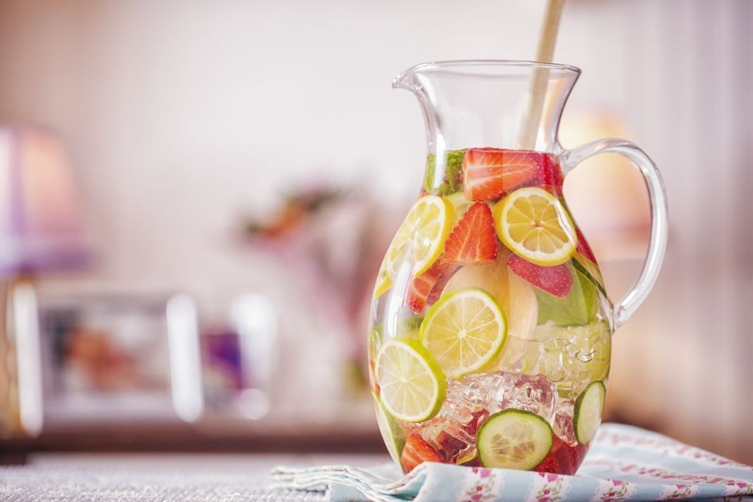 Lass die Früchte baden! Im Sommer kannst du Reste von Zitrone, Limette und Erdbeere in eine Karaffe mit Wasser füllen und dir eine erfrischende Fruchtschorle machen. 