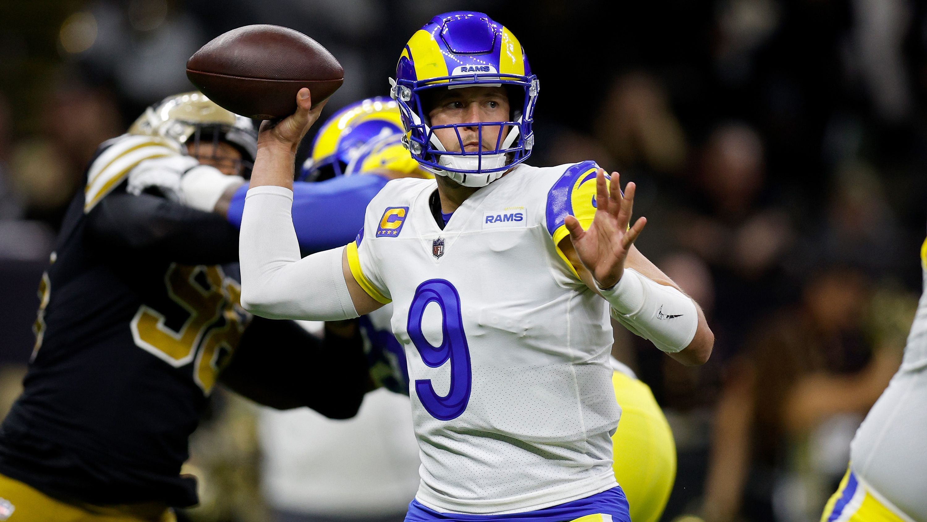 
                <strong>Matthew Stafford (von Detroit Lions zu Las Vegas Rams) </strong><br>
                2021 holten die Los Angeles Rams Matthew Stafford von den Detroit Lions und gewannen prompt den Super Bowl. Für den Quarterback musste das Team von Head Coach Sean McVay allerdings tief in die Taschen greifen. Neben dem früheren ersten Pick im Draft Jared Goff schickte Los Angeles seine Erstrundenpicks 2022 und 2023 sowie einen Drittrundenpick 2021 nach Detroit. Über seine Karriere hatte der heute 35-Jährige bereits mit zahlreichen Verletzungen zu kämpfen. So auch in der Vorsaison, als Stafford mehrfach ausfiel und nur auf neun Einsätze kam. Trotz Gerüchten um ein vorzeitiges Karriereende wird der Spielmacher in der kommenden Saison wieder auflaufen.
              