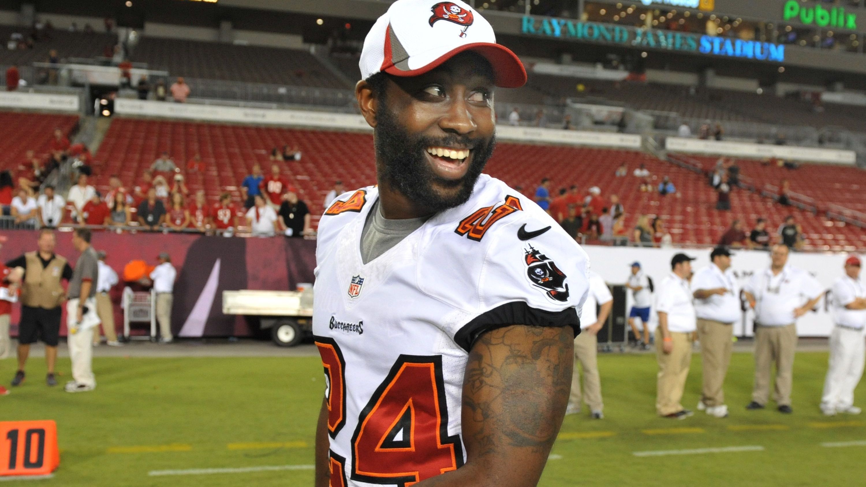 <strong>Darrelle Revis (24)</strong><br>Die 24 war die Nummer von Darrelle Revis. Und so sollte es auch 2013 bei den Tampa Bay Buccaneers sein. Problem: Bei der Franchise aus Florida gehörte sie Safety Mark Barron. Bis ihm der heutige Hall of Famer 50.000 US-Dollar dafür gab.