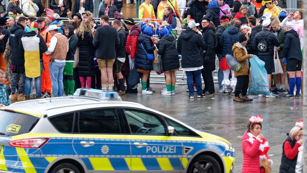 In Köln werden rund 1.500 Polizeibeamt:innen im Einsatz sein, um für die Sicherheit der Tausenden Jecken zu sorgen.