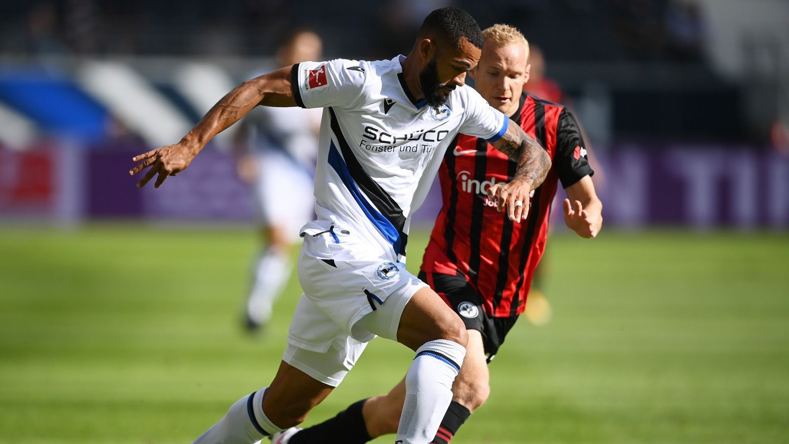 
                <strong>Gewinner: Arminia Bielefeld</strong><br>
                Nach elf Jahren Abstinenz hat sich Arminia Bielefeld durchaus mit einem Erfolg in der Bundesliga zurückgemeldet. Beim 1:1 bei Eintracht Frankfurt wurde Trainer Uwe Neuhaus zwar deutlich, dass es in der Bundesliga kein Zuckerschlecken werden wird, dennoch war er zufrieden. "Da muss man 90 Minuten lang die taktische Disziplin wahren. Spiele wie heute hatten wir letztes Jahr auch, die haben wir damals aber gewonnen", sagte er nach Abpfiff auf der Pressekonferenz. Trotzdem: Punkt ist Punkt. Und der kann im Verlauf der Saison noch sehr wichtig werden. 
              