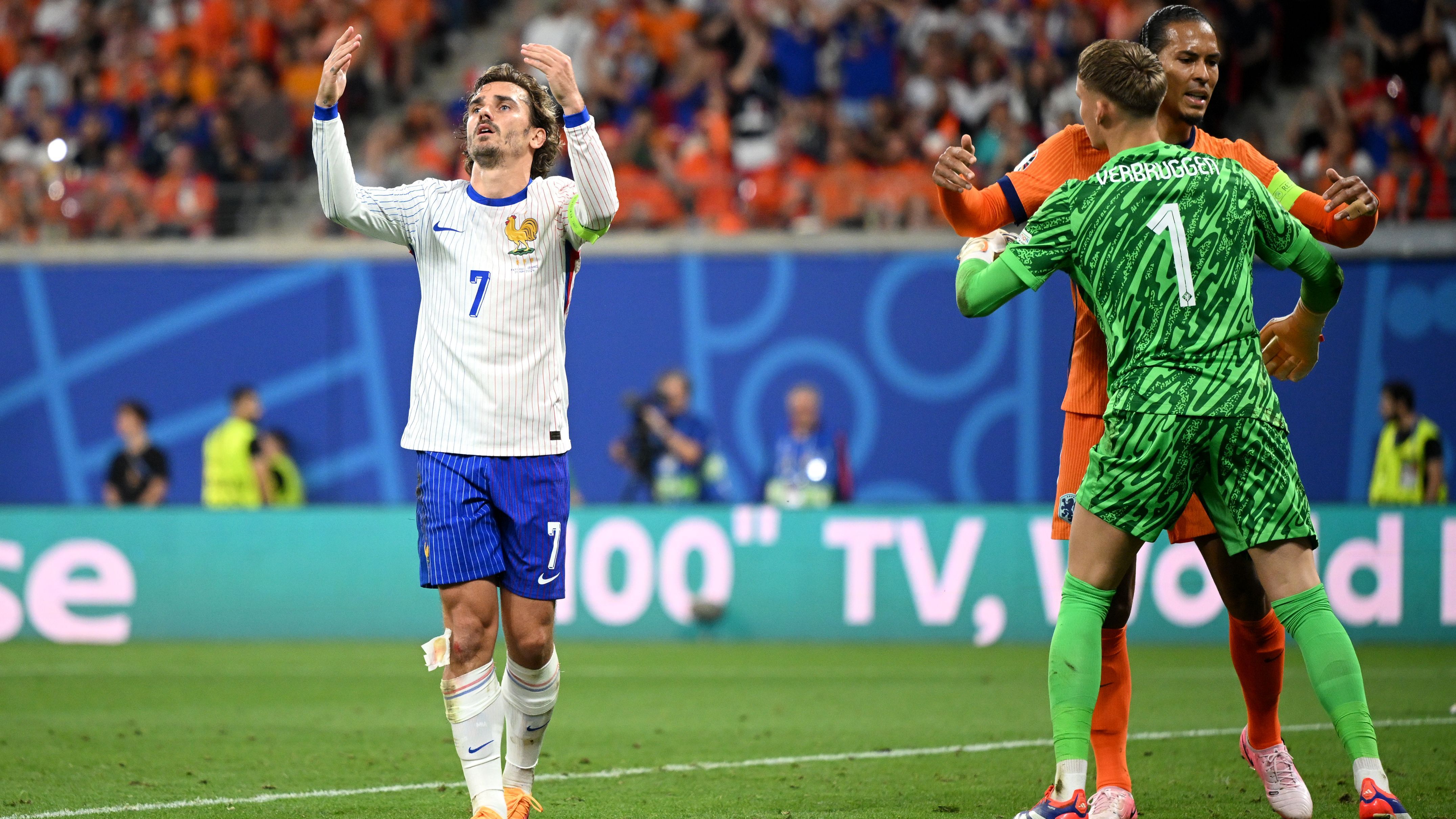 <strong>Griezmann vertändelt und verzweifelt</strong><br>Im Spiel scheiterten die Franzosen dann vor allem an sich selbst. Beim letztlichen 0:0 vergab vor allem Antoine Griezmann mehrere Topchancen und verzweifelte offensichtlich genau deshalb.