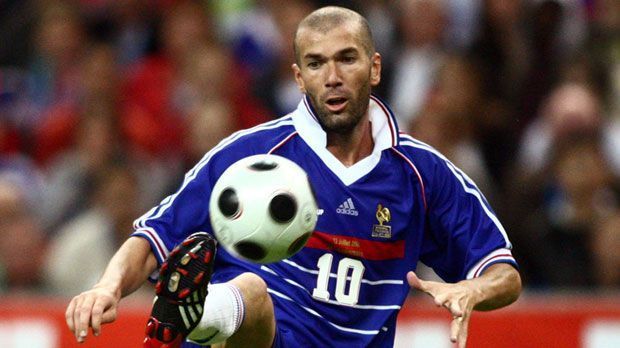 
                <strong>Frankreich: Zinedine Zidane</strong><br>
                Mittelfeld: Zinedine Zidane war einer der besten Spielmacher aller Zeiten. Mit der Nationalmannschaft wurde er 1998 Weltmeister und 2000 Europameister. 2001/02 gewann er die Champions-League mit Real Madrid. Dreimal wurde der heutige Real-Coach zum Weltfußballer des Jahres gewählt. "Zizou" darf also in van Persies Top-Elf auf keinen Fall fehlen.
              