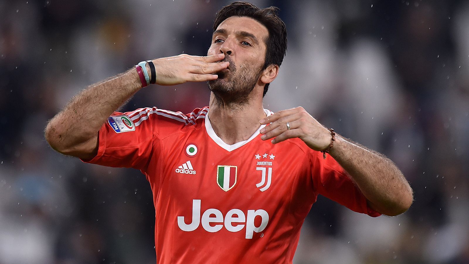 <strong>Tor: Gianluigi Buffon</strong><br>Im Tor seiner Traum-Elf vertraut Ronaldo auf Gianluigi Buffon. Der Italiener, der 2006 Weltmeister wurde, beendete seine Karriere erst kürzlich bei seinem Jugendklub Parma im stattlichen Alter von 45 Jahren. Seine erfolgreichsten Jahre erlebte der Keeper bei Juventus Turin. Mit der "Alten Dame" wurde Buffon unter anderem zehn Mal Meister.&nbsp;