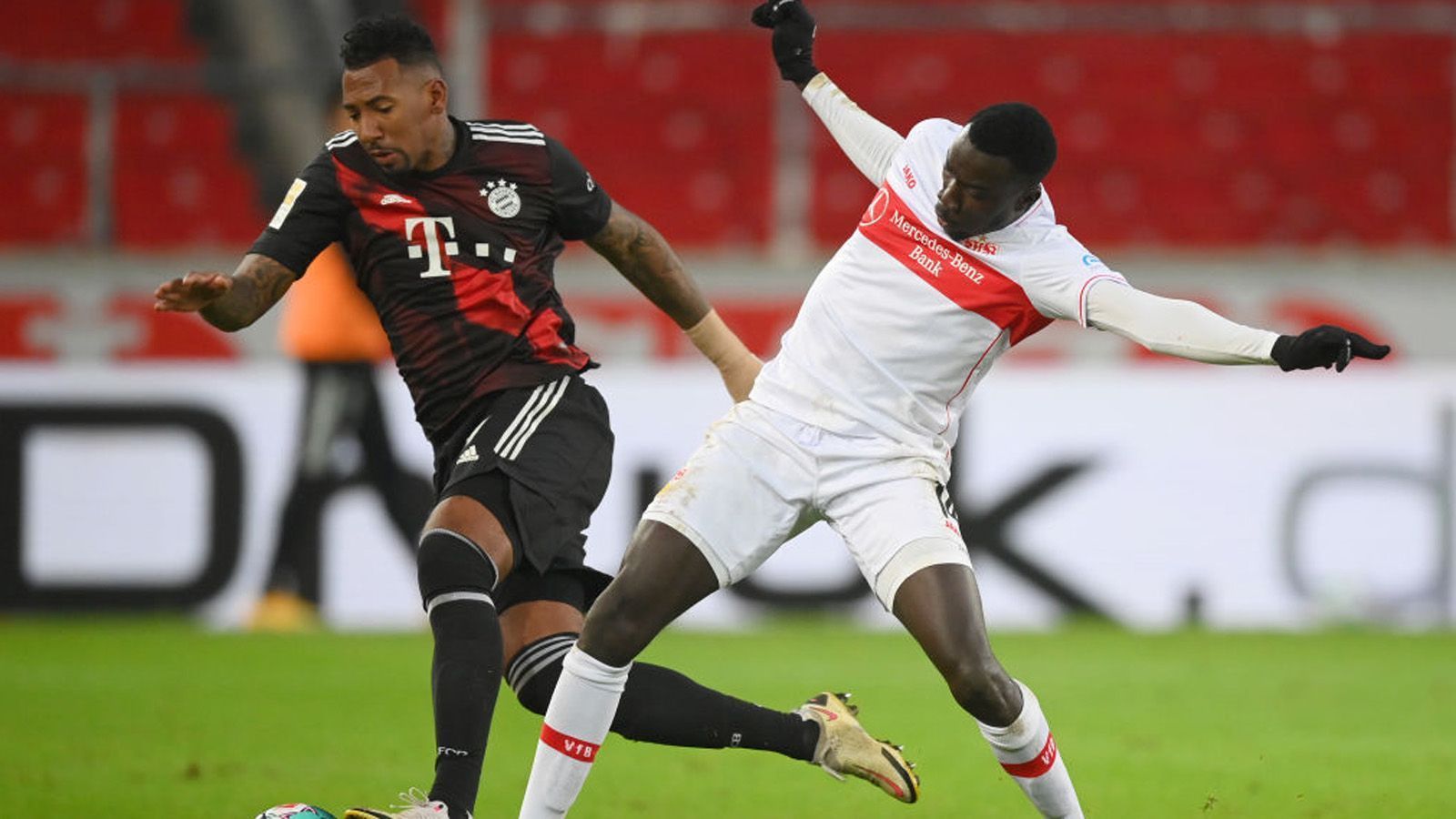 
                <strong>Jerome Boateng</strong><br>
                Katastrophe! Kommt nicht in die Zweikämpfe, steht schlecht und ist bei Kontern mehrmals zu langsam und gegen Coulibaly immer zweiter Sieger. Auch beim 0:1, als er den VfB-Stürmer einfach nicht halten kann. Allerdings hätte schon die Flanke durch Wamangituka gar nicht hereinkommen dürfen. Auch in der Spieleröffnung ohne Ideen. In der 69. Minute angeschlagen für Debütant Nianzou ausgewechselt. ran-Note: 5
              