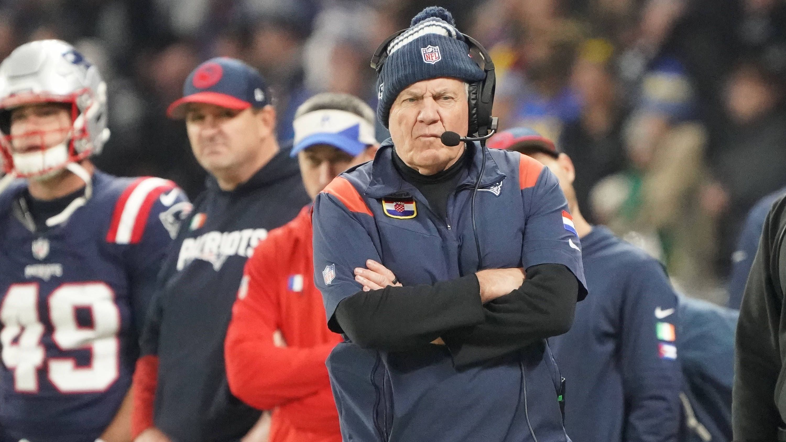 <strong>Bill Belichick (Head Coach, New England Patriots)</strong><br>In Anbetracht der miserablen Saison der Pats ist eine Zukunft von Franchise-Legende Bill Belichick mehr als unsicher. Dazu erklärte Ex-Panthers- und Ex-Patriots-Spielmacher Cam Newton auf seinem YouTube-Kanal, Insiderwissen zu haben, wonach Carolina-Owner Tepper Belichick haben will. Versucht sich der 71-Jährige, der als Defensive-Mind bekannt ist, nochmal bei einem neuen Team?&nbsp;