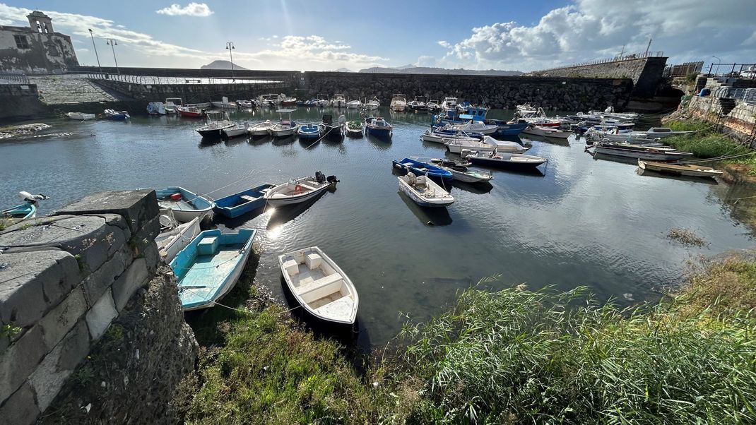 Der Hafen der Kleinstadt Pozzuoli im Westen der italienischen Millionenmetropole Neapel. Nach einem Erdbeben sind die Anwohner:innen erneut in Sorge.