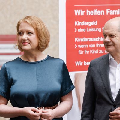 Familienministerin Paus mit Bundeskanzler Scholz zu Besuch bei der Familienkasse in Potsdam