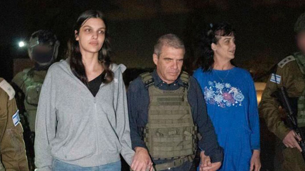 Judith Raanan (r) und ihre 17-jährige Tochter (l) Natalie kehren aus der Gefangenschaft im Gazastreifen nach Israel zurück. 