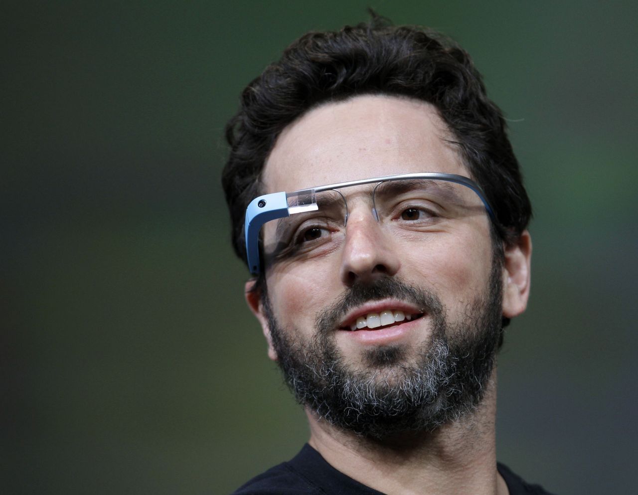 Eine Brille, auf der Informationen wie auf einem Smartphone angezeigt werden - das versprach Google Glass. Die smarte Brille wurde 2012 vorgestellt und bekam damals viel Aufmerksamkeit. Doch zum Verkaufsschlager wurde Google Glass nie.