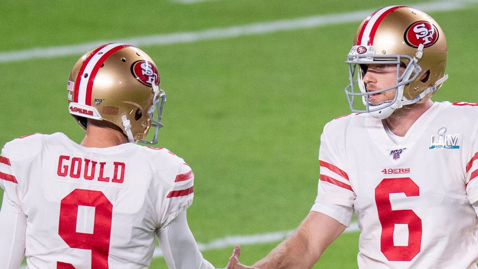 
                <strong>49ers und Patriots können in der Fremde heimisch werden</strong><br>
                Ähnlich kurios: Zum Saisonstart können die San Francisco 49ers in New York bleiben. In Week 2 treffen sie im MetLife Stadium auf die Jets und eine Woche später auf die Giants. Ähnlich ergeht es den New England Patriots, die ihre Kabine im SoFi Stadium in Los Angeles gar nicht ausräumen brauchen. Am 6. Dezember spielen sie gegen die Los Angeles Chargers, vier Tage später gegen die Rams.
              