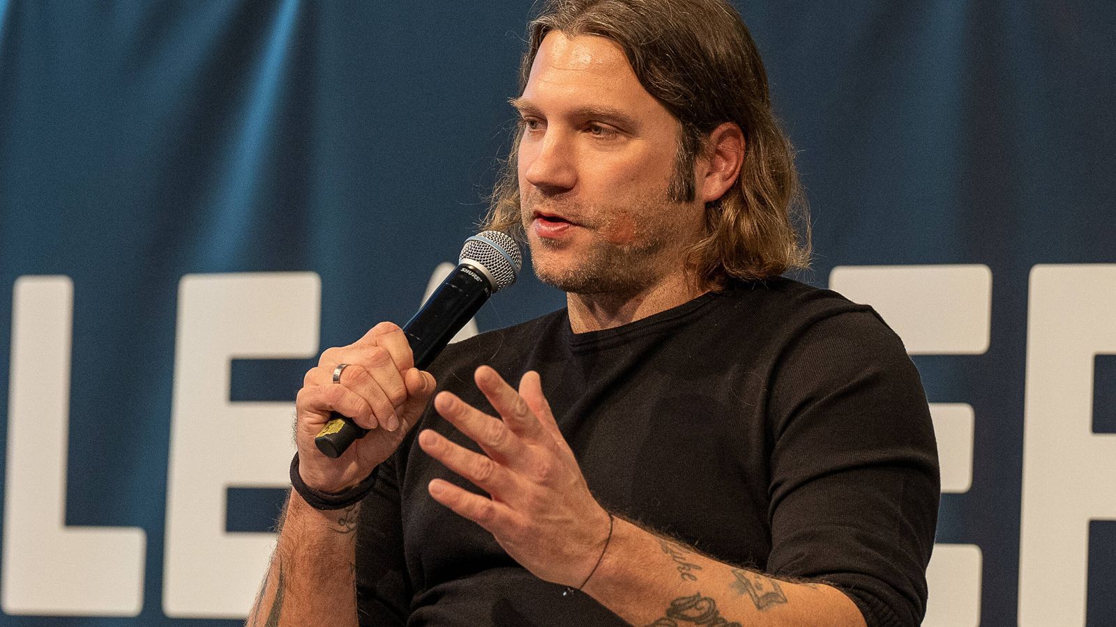 
                <strong>Torsten Frings (Vize-Weltmeister 2002)</strong><br>
                "Das war von der ersten Sekunde an ein schlechtes Turnier von uns und deswegen sind wir auch verdient ausgeschieden. Die anderen Teams waren einfach besser als wir", schrieb ran-Experte Torsten Frings: "Dass der Bundestrainer selbst nach dem frühen WM-Aus jetzt auch in der Diskussion steht, ist ganz normal. Es ist allerdings das erste Mal seit Jahren, dass Hansi Flick so richtig Gegenwind bekommt. Und natürlich ist es nicht gut, wenn du als deutscher Bundestrainer mit deiner Mannschaft in der Vorrunde einer WM rausfliegst. Trotzdem bin ich fest davon überzeugt, dass Flick nach wie vor der richtige Mann ist für diesen Job."
              