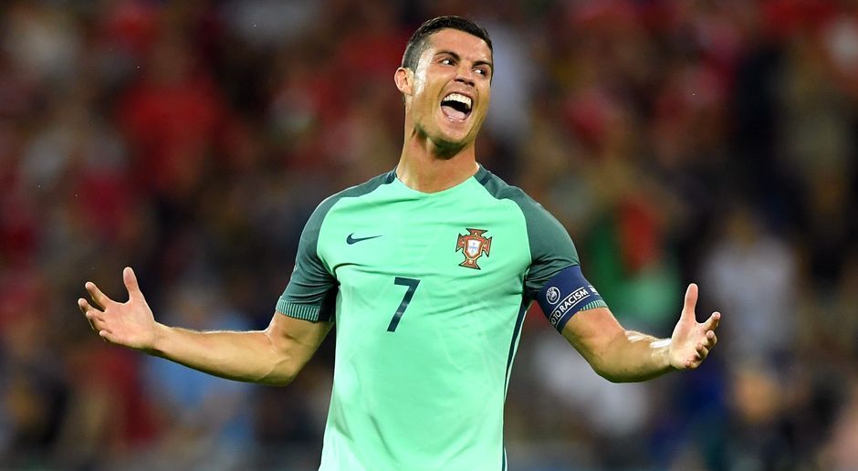 
                <strong>Halbfinal-Rekord für CR7</strong><br>
                Im Halbfinal-Duell gegen Wales führt Cristiano Ronaldo Portugal als Kapitän auf den Platz - und schnappt sich damit den nächsten Rekord: Der 31-Jährige ist der erste Spieler, der in drei EM-Halbfinal-Spielen zum Einsatz kommt. Glück für Portugal, dass CR7 auch im Match gegen Wales auf dem Platz steht, denn mit seinem Treffer zum 1:0 und dem Assist zum 2:0 durch Nani sorgt der Star-Stürmer für die Entscheidung.
              