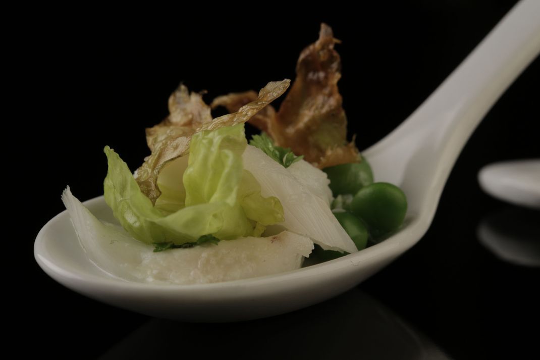 Kabeljau mit Gurken-Erbsen-Romana-Salat und Artischockenchip