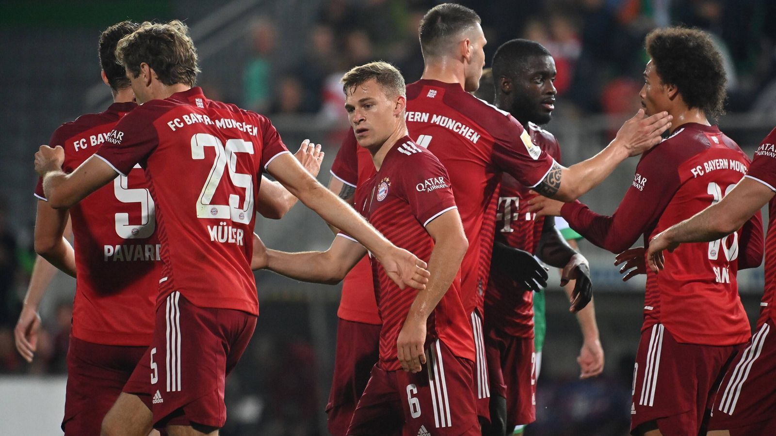 
                <strong>Die Noten der Bayern-Stars gegen Fürth</strong><br>
                Eine Halbzeit in Unterzahl und dennoch locker zum nächsten Dreier: Der FC Bayern gewinnt mit 3:1 gegen Greuther Fürth, Robert Lewandowski schrammt allerdings am nächsten Rekord vorbei. Die ran-Noten für die Bayern-Stars.
              