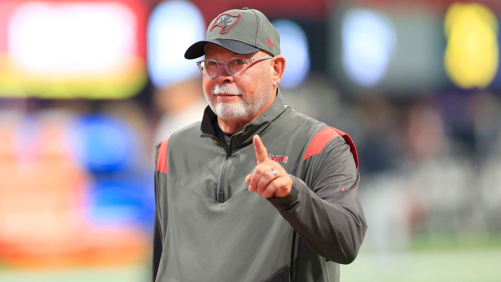 
                <strong>Tampa Bay Buccaneers</strong><br>
                Die Tampa Bay Buccaneers betonen, wie sehr sie sich darauf freuen, schon sehr bald mit deutschen Fans zu interagieren und den Sport hier bekannter zu machen. Head Coach Bruce Arians hätte schon häufiger mit deutschen Fans zu tun gehabt, nahm unter anderem am American Bowl 1990 in Berlin teil. "Jedes Mal, wenn ich Europa bin, treffe ich sehr viele deutsche Fans", so Arians. "Das ist einfache eine tolle Gruppe an Fans, die sich teilweise online trifft und ganz genau weiß, wie man richtig Party macht." 
              