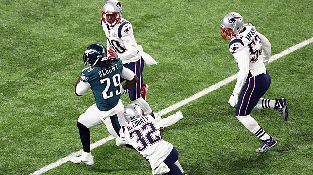 
                <strong>Meiste Yards in einem NFL-Spiel</strong><br>
                Insgesamt 1151 Yards hatten beide Teams am Ende produziert. Auch das Running Game um den so starken LeGarrette Blount trug zu einem neuen NFL-Rekord bei. Nicht einmal in der Regular Season hatten zwei Offenses jemals einen derart großen Raumgewinn erzielt.
              