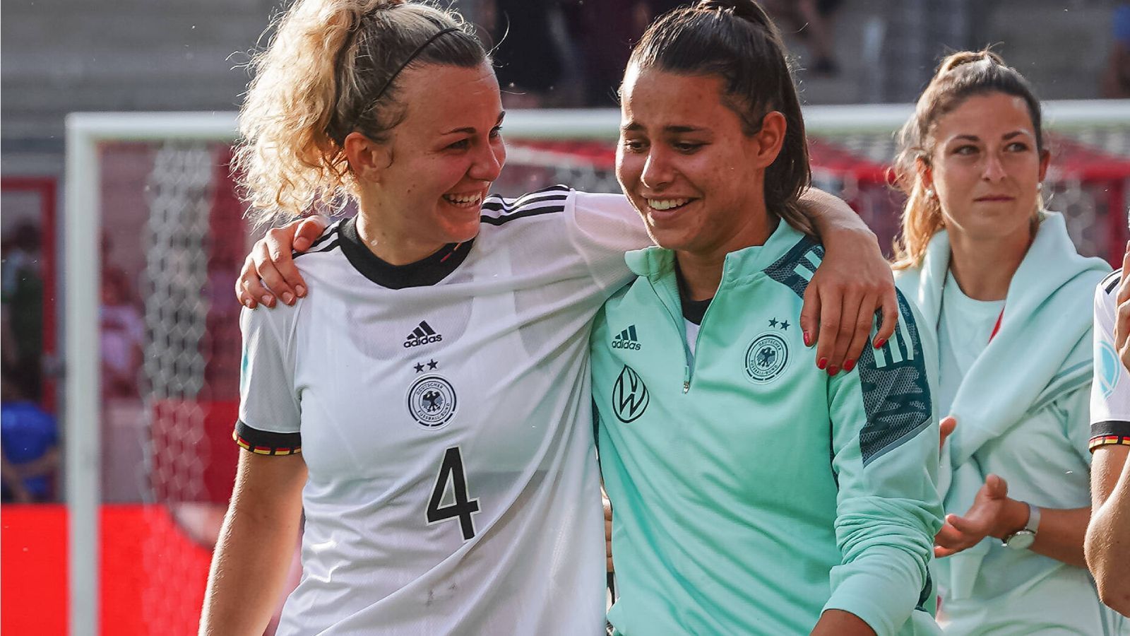 
                <strong>Die jungen Wilden</strong><br>
                Im zentralen Mittelfeld verfügt die deutsche Mannschaft über zwei hervorragende Nachwuchstalente. Lena Lattwein (l.) und Lena Oberdorf (M.) gehören zu den vielversprechendsten jungen Talenten des DFB. Lattwein ist 22 Jahre jung, Oberdorf mit 20 Jahren nach Brand die zweitjüngste im Kader. Beide sind beim Deutschen Meister sowie Champions-League-Halbfinalisten VfL Wolfsburg absolute Stammspielerinnen und wirbeln dort bereits in hoher Regelmäßigkeit. Sie kurbeln zudem den Konkurrenzkampf im stark besetzten deutschen Mittelfeld an und bieten sich als Alternativen an. Während Oberdorf sich eher nach hinten orientiert, sucht Lattwein immer mal wieder den Weg nach vorne.
              