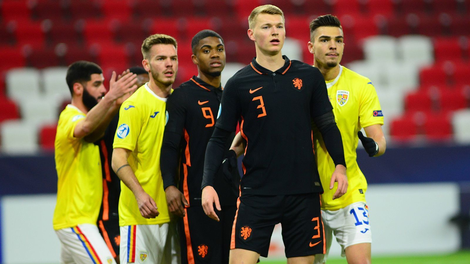 
                <strong>Platz 5: Niederlande</strong><br>
                Der Gruppengegner der deutschen Mannschaft fertigte zum Abschluss der Vorrunde die ungarische Auswahl mit 6:1 (1:0) ab und sicherte sich somit noch den ersten Rang in Gruppe A. Mit acht Treffern stellte die "Jong Oranje" die beste Offensive der Gruppenphase, im Viertelfinale wartet mit der französischen U21 allerdings ein harter Brocken auf das Team von Trainer Erwin van de Looi.
              