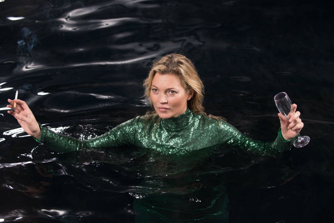 Supermodel Kate Moss hat ihren Nikotin-Konsum reduziert.