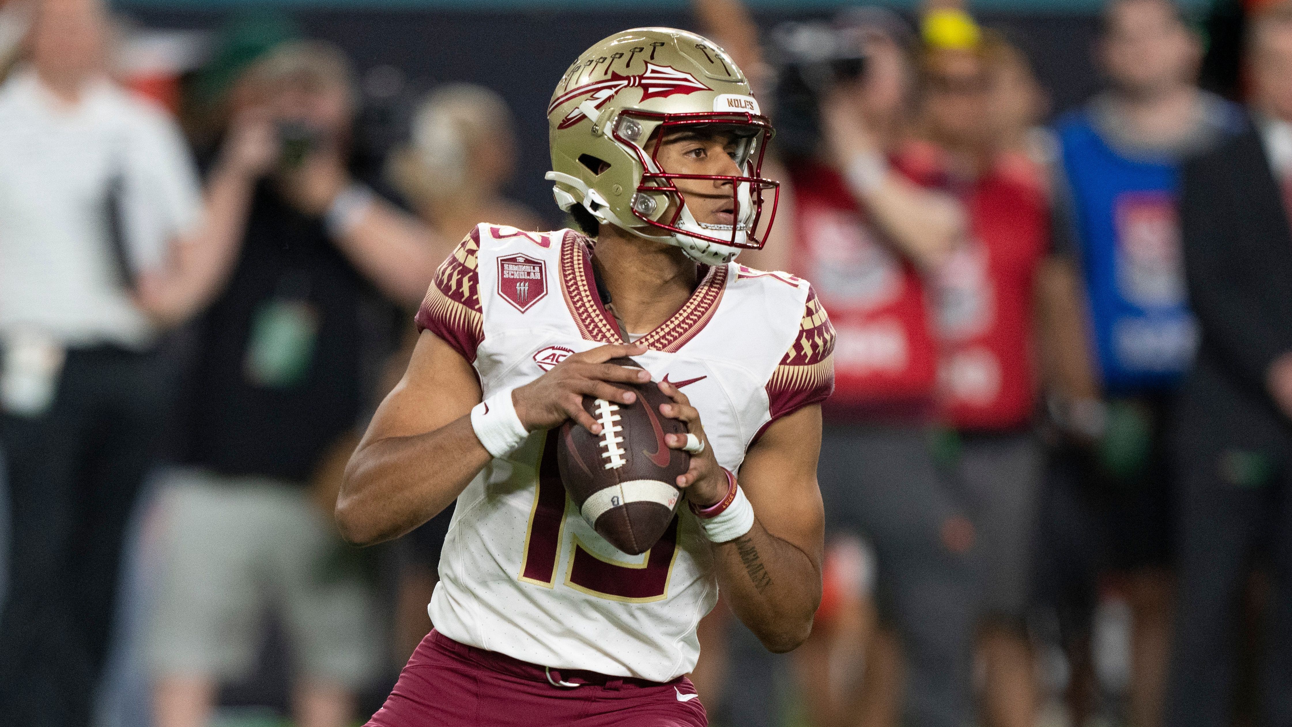 <strong>8. Florida State Seminoles: Jordan Travis</strong><br>2022 war Jordan Travis' Durchbruch-Saison: Nachdem er in den ersten vier Jahren seiner Karriere für insgesamt 2745 Yards warf, konnte er allein in der vergangenen Saison 3214 Passing Yards verbuchen. Dazu kamen 24 Touchdowns (und nur fünf Interceptions), sowie 417 Rushing Yards und sieben Rushing Touchdowns. In dieser Saison hoffen die Seminoles, es zum ersten Mal seit 2014 wieder in das College Football Playoff zu schaffen.