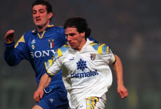 
                <strong>Gianfranco Zola</strong><br>
                Dreieinhalb Jahre lang streifte Gianfranco Zola das Parma-Trikot über. Der kleine Offensivmann erzielte in 122 Spielen 57 Treffer und ging im Januar 1997 zum FC Chelsea. Mit Parma holte er 1995 den UEFA-Cup. 
              