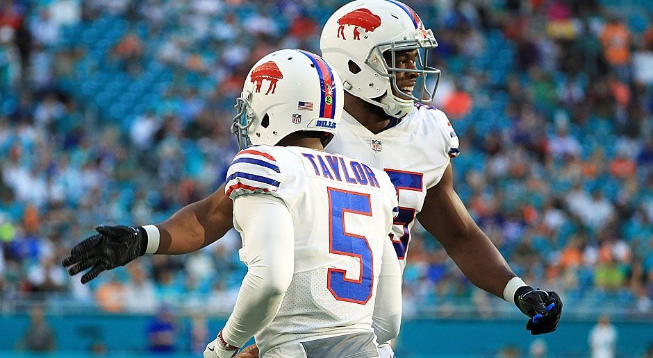 
                <strong>12. Buffalo Bills (9-7, Vorwoche: nicht in den Top Ten)</strong><br>
                Tyrod Taylor und Co. profitierten vom Ausrutscher der Baltimore Ravens, die den Cincinnati Bengals 27:31 unterlagen. Die Bills selbst machten ihre Hausaufgaben mit dem 22:16 bei den Miami Dolphins und mischen erstmals seit der Saison 1999 in den Playoffs mit. Ein Sieg bei den Jacksonville Jaguars am Sonntag (ab 18:30 Uhr live auf ProSieben MAXX und im Livestream auf ran.de) wäre jedoch eine große Überraschung.
              