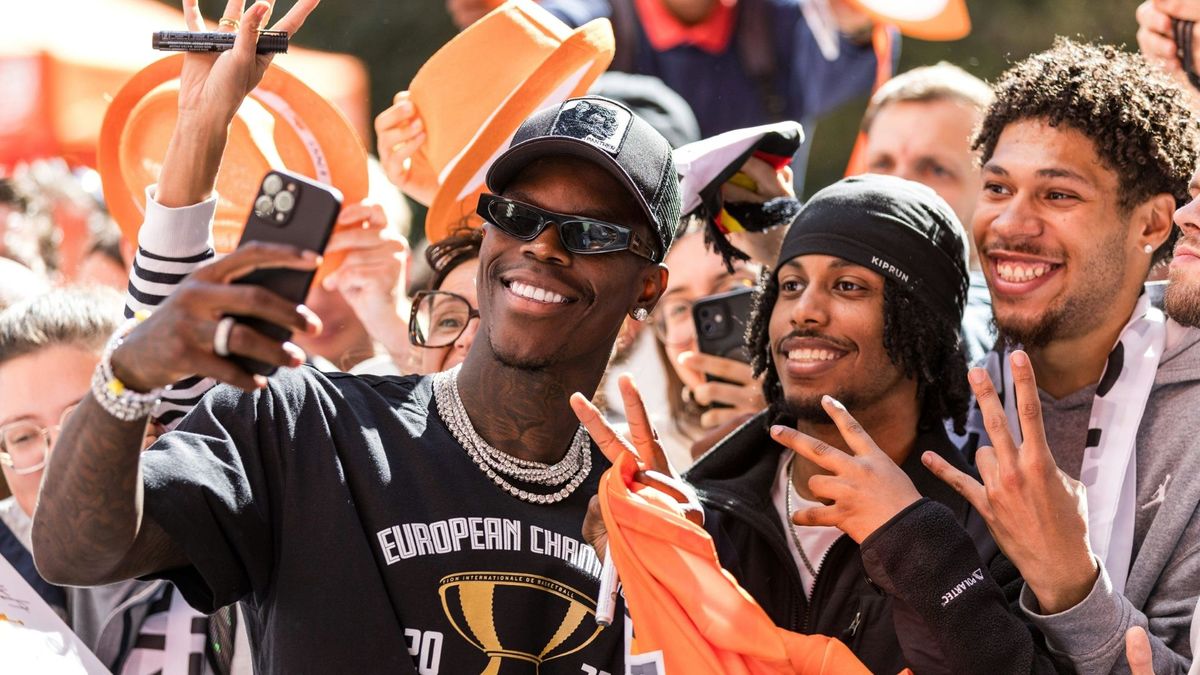 Dennis Schröder schießt Fotos mit den Fans