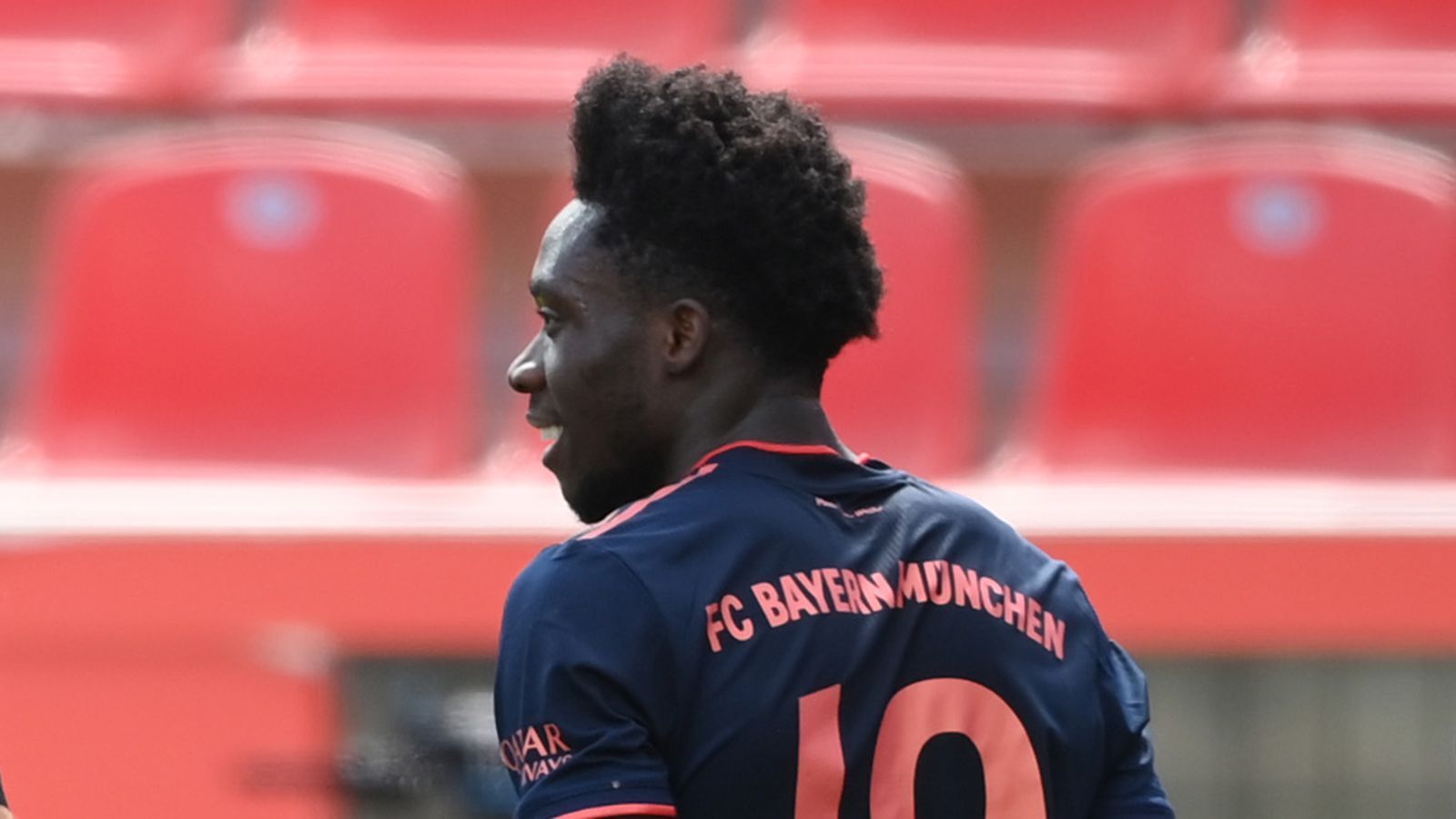 
                <strong>Alphonso Davies</strong><br>
                Gewohnt fleißig und bemüht, aber mit zu vielen sorglosen Momenten in der eigenen Hälfte und Fehlpässen. Auch nach vorne kommen seine letzten Pässe überwiegend nicht an. Lässt sein Können vereinzelt in Eins-gegen-Eins-Dribblings aufblitzen. Im Vergleich zu den vergangenen Wochen ein Leistungsabfall. In der 84. Minute ausgewechselt. ran-Note: 4
              