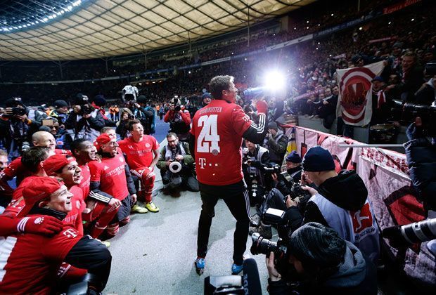 
                <strong>Bayerns Meister-Tag in Berlin</strong><br>
                Thomas Müller mit Entertainer-Qualitäten. Er heizt den Bayern-Fans ein.
              