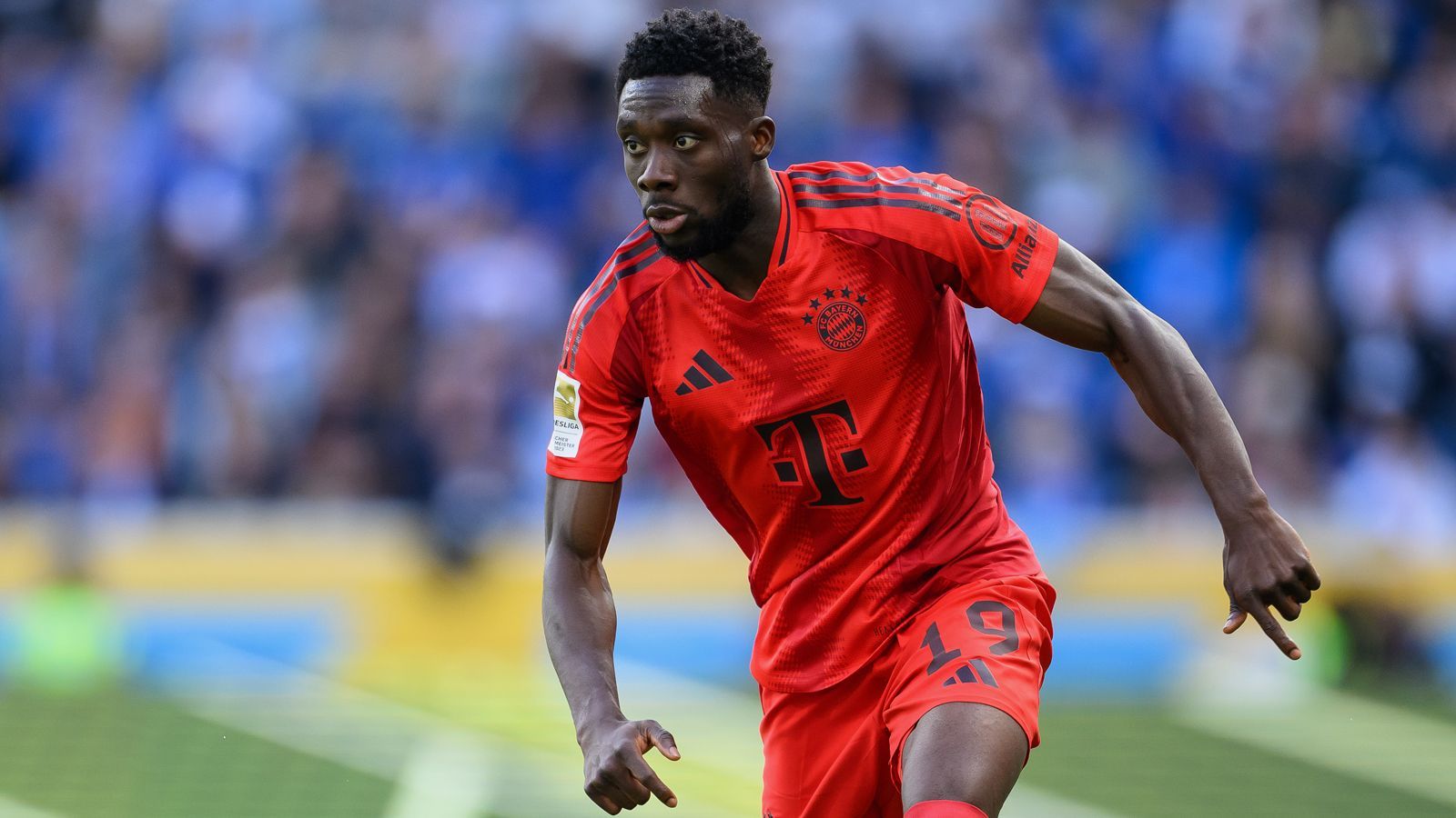 <strong>Linker Verteidiger: Alphonso Davies</strong><br>Vor einiger Zeit galt es sicher, dass Davies den Verein verlassen würde - Real Madrid sollte das auserkorene Ziel sein. Da Davies nur noch ein Jahr Vetrag in München besitzt, eine nachvollziehbare Entscheidung des FC Bayern, ihn gehen zu lassen. Aber hochkarätigen Ersatz zu finden, ist schwer, dementsprechend soll der Kanadier laut neuesten Informationen bleiben - und ist die klare Nummer 1 auf der LV-Position.