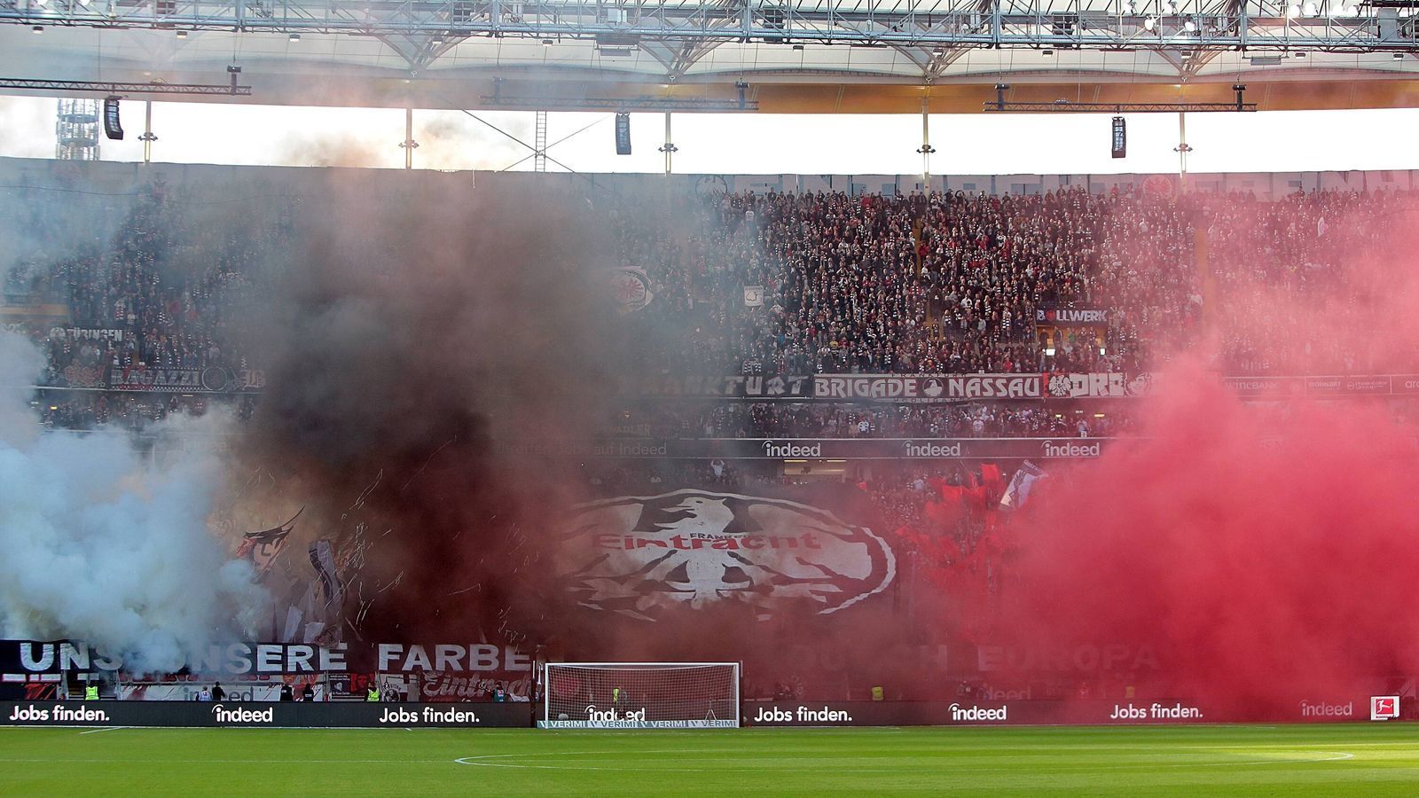 
                <strong>Platz 6: Eintracht Frankfurt</strong><br>
                Geldstrafen in der Saison 18/19: 162.000 Euro
              