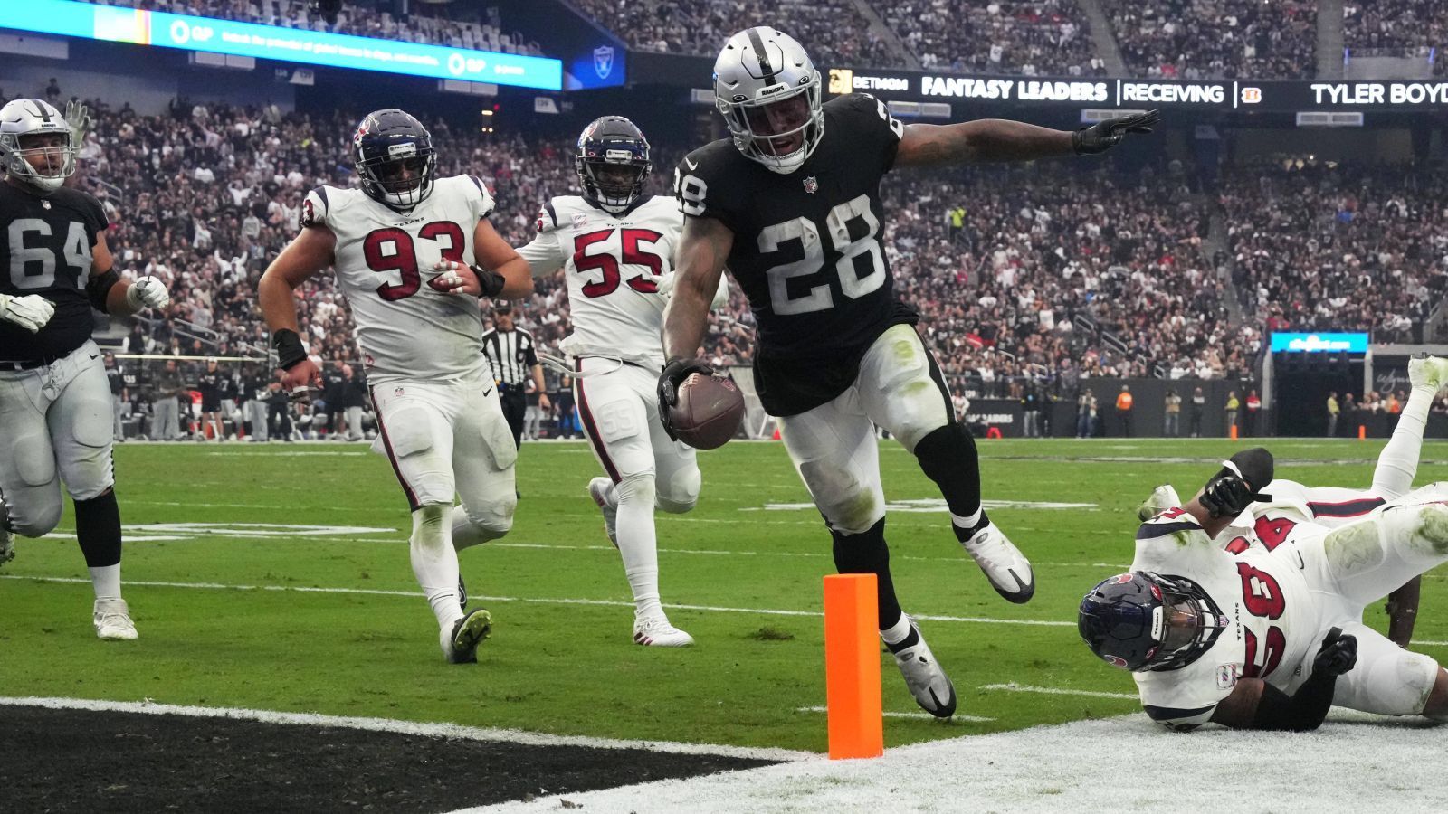 
                <strong>Gewinner: Josh Jacobs (Las Vegas Raiders)</strong><br>
                Der beste Zeitpunkt, leistungsmäßig zu explodieren, ist das letzte Vertragsjahr. Gesagt, getan, dachte sich wohl Running Back Josh Jacobs von den Las Vegas Raiders. Der umstrittene Jacobs, der vor der Saison als Trade-Kandidat galt, ist momentan der produktivste Spieler der Raiders-Offense. Beim 38:20 gegen die Houston Texans ging er mit 143 Rushing Yards (7.2 im Schnitt) und drei Touchdowns steil. Jacobs hat derzeit die drittmeisten Rushing Yards (633) der NFL. Egal ob bei den Raiders oder woanders, Jacobs verdient sich aktuell einen gut dotierten Vertrag für 2023.
              