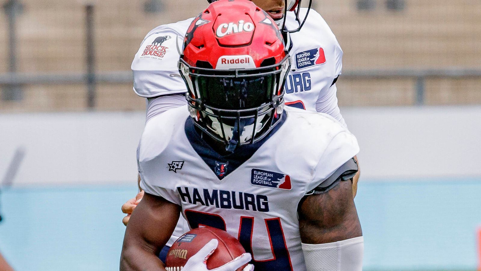 
                <strong>Xavier Jerome Johnson (Running Back Hamburg Sea Devils) </strong><br>
                Neun Einsätze, 864 Yards, sieben Touchdowns. Das ergibt 96 Rushing Yards pro Spiel und 5,8 Yards pro Laufversuch. Johnson hatte auch die meisten Carries in seinem Team mit insgesamt 149. In der "Bild" verriet er, was ihn besonders antreibt: ein Schicksalsschlag. "Meine Motivation war die ganze Zeit mein Sohn, der vor drei Jahren gestorben ist. Es hat eine Weile gedauert, das alles zu verarbeiten", sagt er. "Manchmal denke ich noch immer darüber nach." Teamkollege Clark hatte ihn davon überzeugt, es nochmal in Deutschland zu probieren, nachdem ein erster Versuch gescheitert war. "Mein persönliches Ziel ist es, der beste Running Back in Europa zu sein", sagte er. Der Sieg im ELF Bowl wäre ein guter Anfang.
              